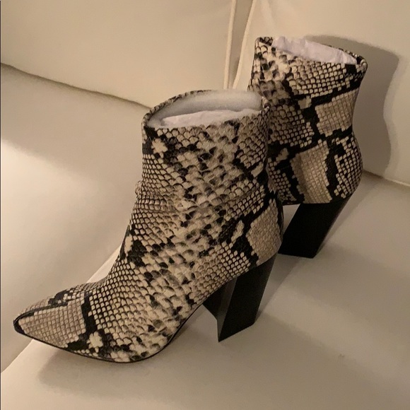 Nib Vince Camuto Setillen Boots Snake 
